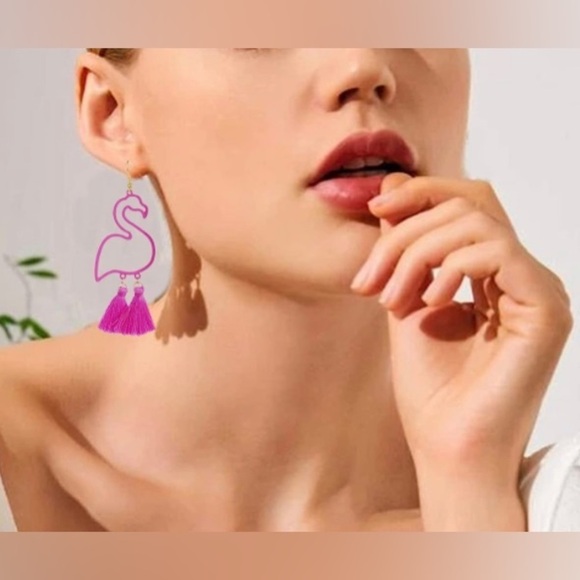 Flamingo 🦩 Earrings - Picture 2 of 6